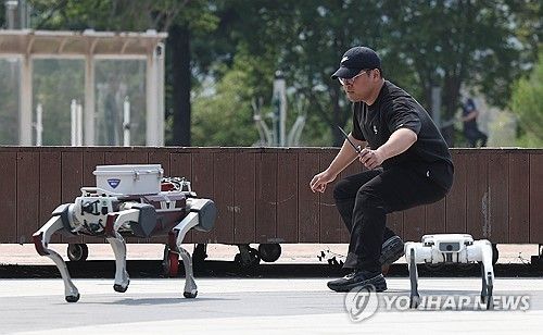 폴리봇과 대치하는 용의자