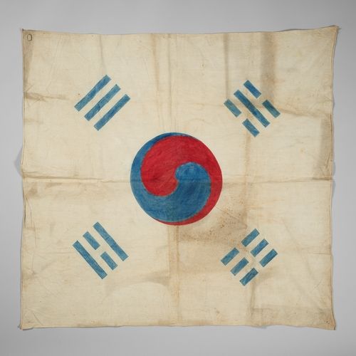 1900년 파리 만국박람회에 출품된 것으로 추정하는 태극기