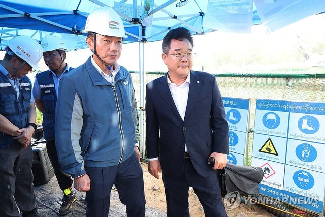 사고 현장 살펴보는 민병덕 위원장과 송치영 사장