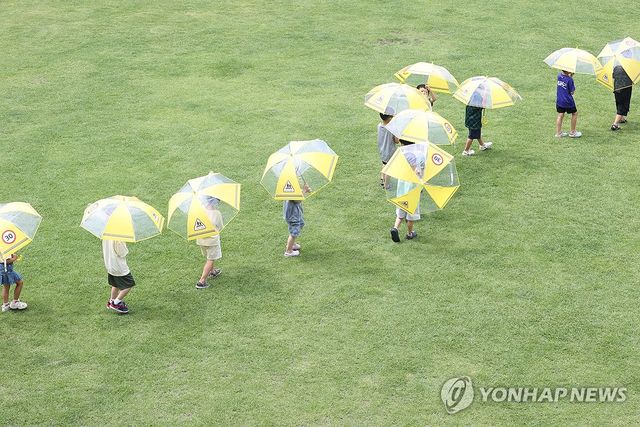 교통안전 홍보 우산을 든 어린이들