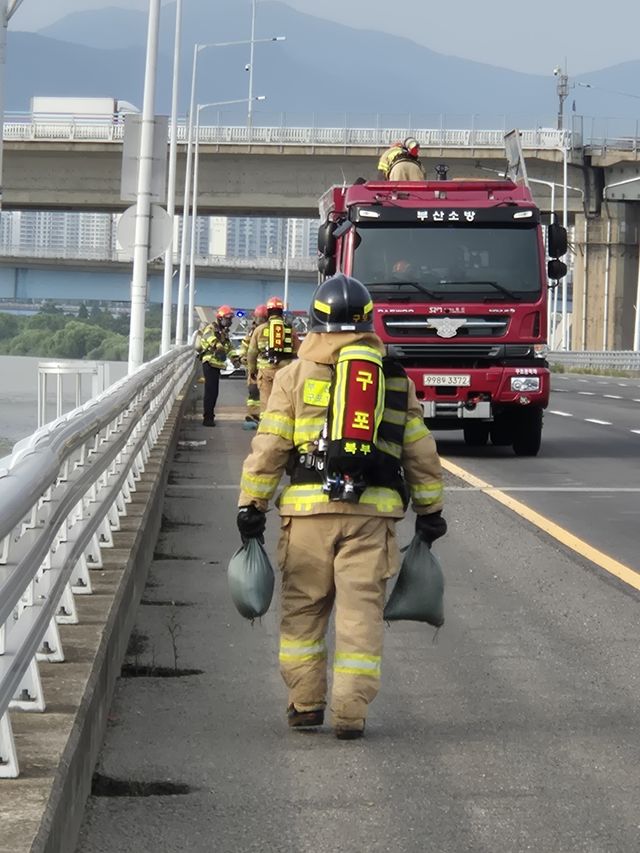 부산 강변대로에 유해화학물질 유출