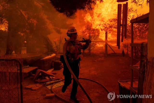 7일 LA 북부 캐스테이크 지역에서 화재를 진압 중인 소방관