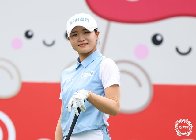 코스를 바라보며 미소짓는 고지원.