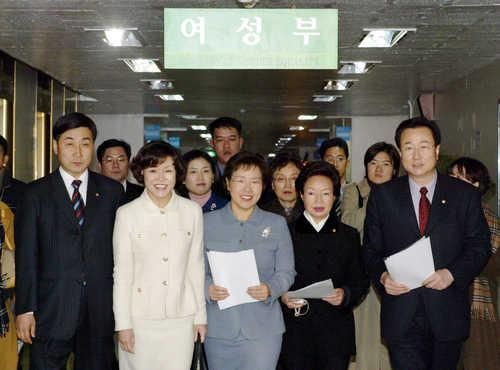 열린우리당 김희선 의원과 이미경의원등 관계자들이 2003년 12월 26일 여성부에 한나라당 이경재의원이 '성희롱 발언'을 했다며 '남녀차별행위(성희롱)에 대한 시정신청서'를 제출 하기의해 청사를 들어오고 있는 모습. [연합뉴스 자료사진. 재판매 및 DB 금지]