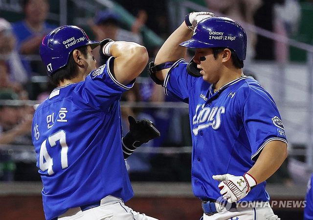 세리머니하는 김영웅과 강민호