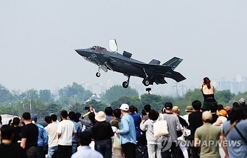 오산공군기지에서 수직 이륙하는 F-35B 전투기