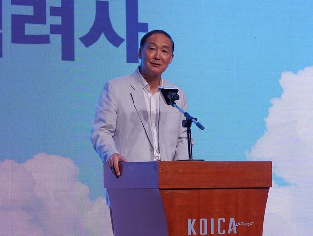 격려하는 장원삼 이사장