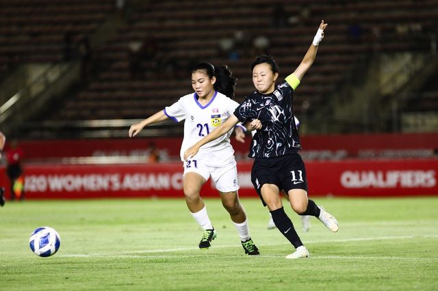 볼 경합을 펼치는 조혜영(오른쪽)