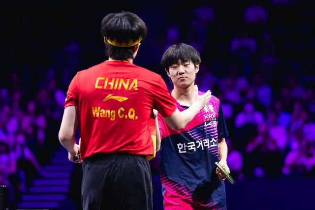 경기 종료 후 왕추진과 인사하는 오준성(뒤쪽)