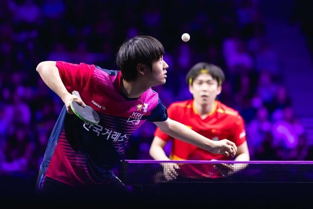 세계 2위 왕추친과 경기에서 서브 넣는 오준성