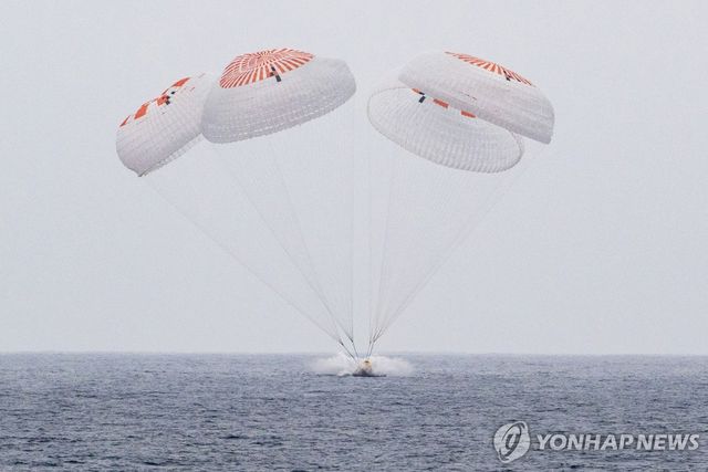 스페이스X 캡슐이 바다에 착수하는 모습