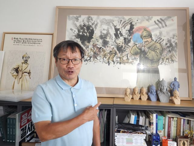 연합뉴스와 인터뷰하는 한동건 홍범도장군기념사업회 사무총장