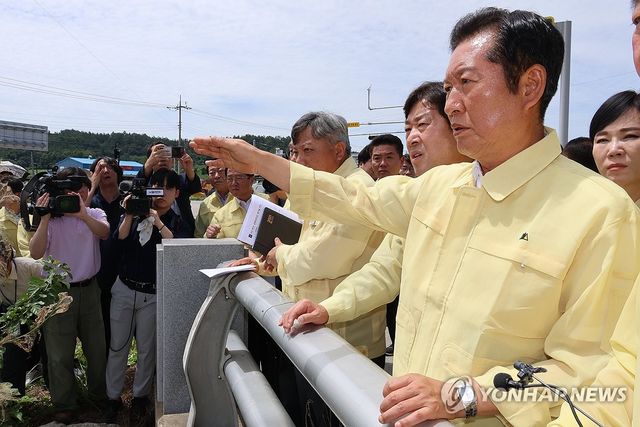 하천 범람 지역 살펴보는 정청래 대표