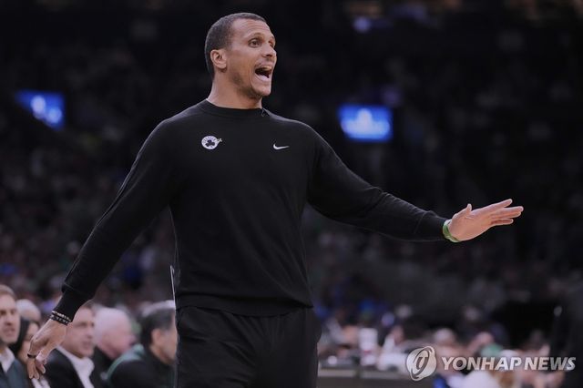 보스턴 셀틱스의 조 매줄라 감독