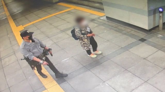 경찰복 차림으로 지하철 활보