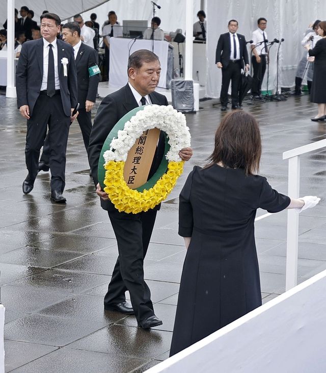 일본 나가사키시 평화공원에서 헌화하는 이시바 시게루 총리 