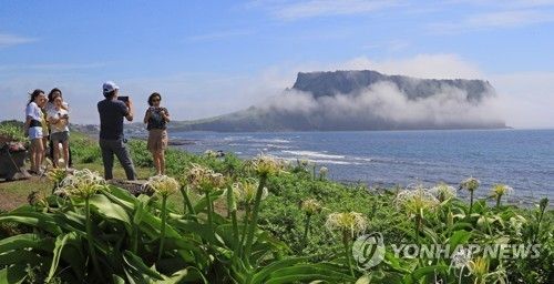 제주 신양사구에서 본 성산일출봉