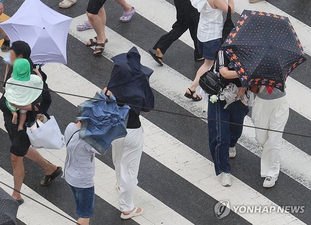오락가락하는 비와 바람이 부는 해운대