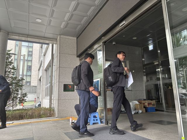 조사받으러 들어가는 서민위 김순환 사무총장