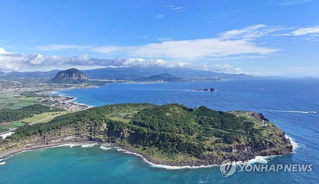제주 송악산(앞쪽)과 산방산(가운데) 한라산(맨 뒷편)