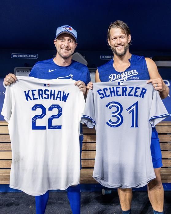 경기 후 서로의 유니폼을 교환한 셔저(왼쪽)와 커쇼