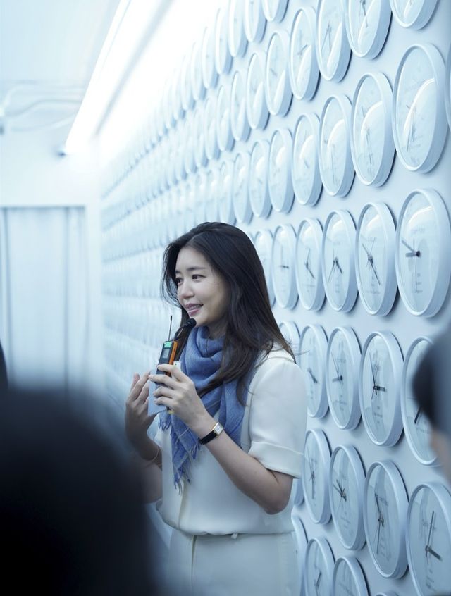 작품 설명하는 김희영 포도뮤지엄 총괄디렉터