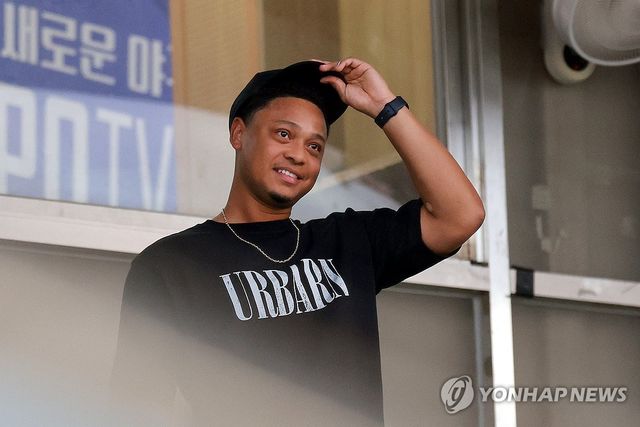 팬들에게 인사하는 엘리에이저 에르난데스