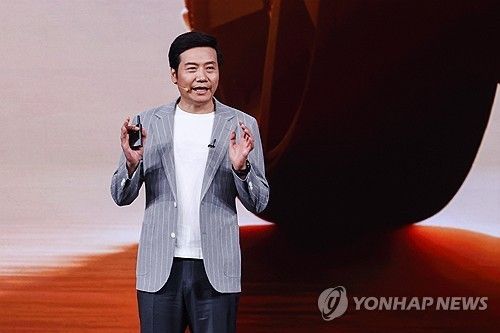 지난 6월 중국 베이징에서 열린 샤오미의 전기차 신차 모델 공개 행사에서 발언하는 레이쥔 최고경영자(CEO) [EPA 연합뉴스 자료사진]