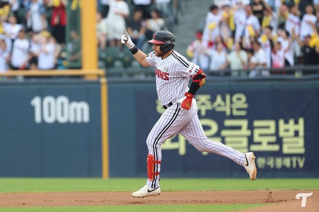 9일 한화전에서 1회 홈런을 치고 베이스를 도는 LG 오스틴.
