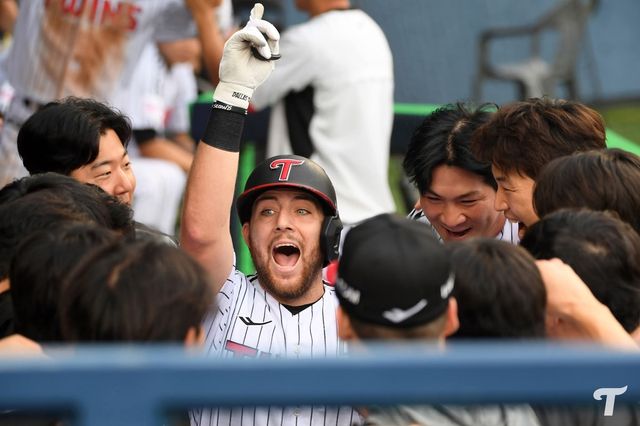 1회 홈런을 치고 기뻐하는 LG 오스틴