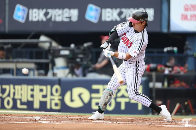9일 한화전에서 타격하는 LG 신민재