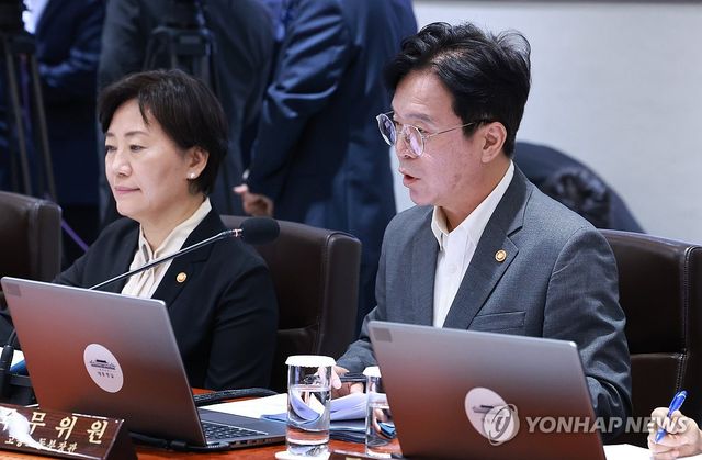 국무회의에서 발표하는 고용노동부 장관