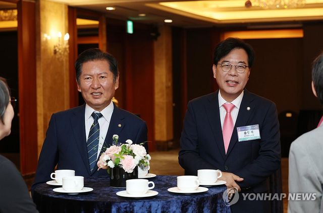 정청래 의원-송언석 원내대표, '2025 경향포럼' 참석