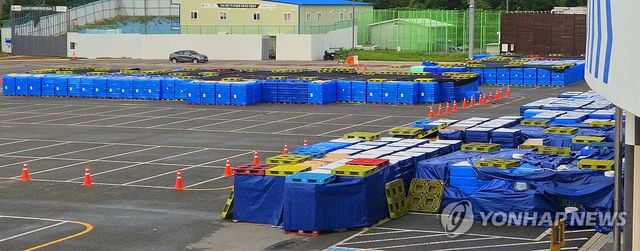 강릉 아레나 주차장에 쌓여 있는 생수