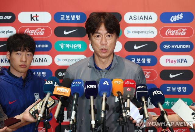 인터뷰하는 홍명보 감독