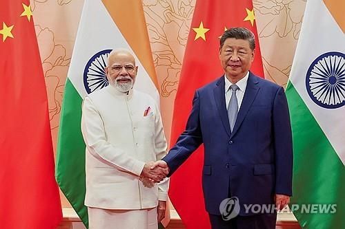 악수하는 인도-중국 정상