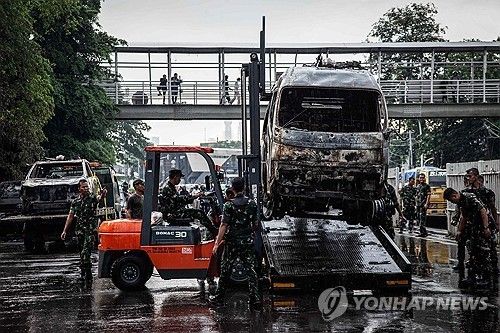 자카르타서 시위로 불에 탄 차량