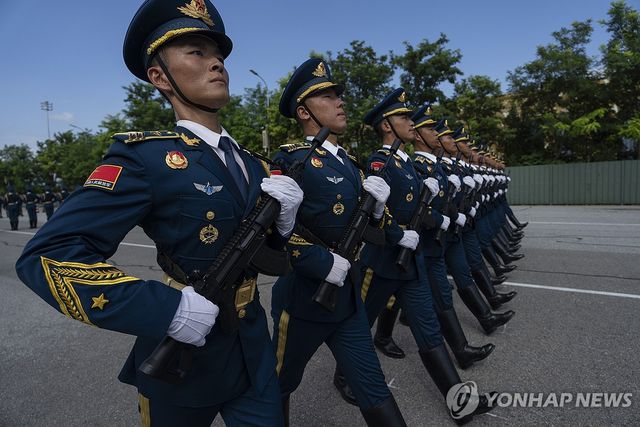 중국 '전승절 80주년 열병식' 연습하는 군인들