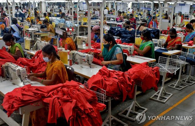 인도 남부 안드라프라데시주의 한 의류 공장