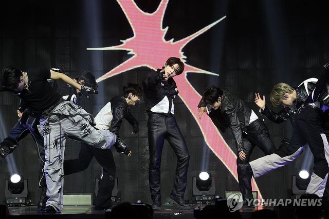 무대 선보이는 제로베이스원