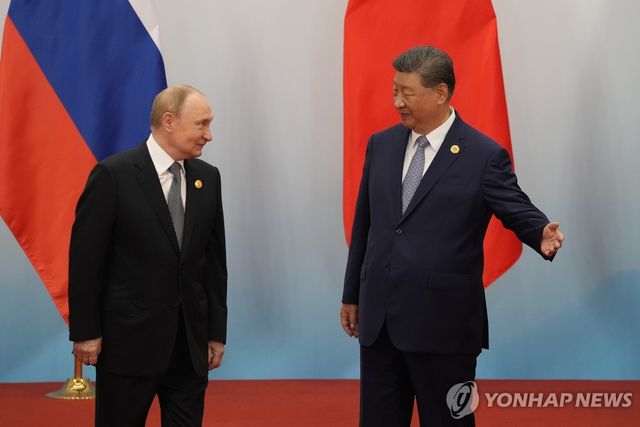 1일 톈진 SCO 정상회의장에서 푸틴과 인사하는 시진핑