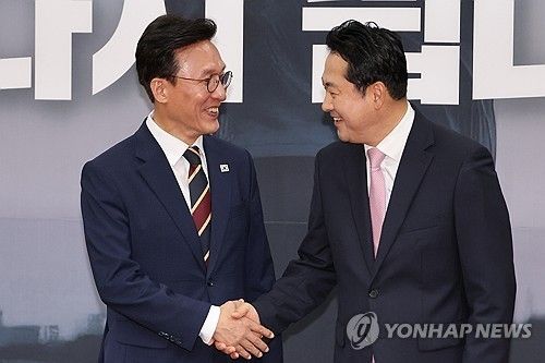 장동혁 대표와 악수하는 김민석 총리