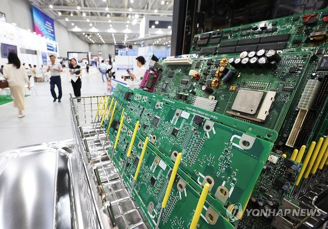 다양한 반도체 관련 전시물 관람하는 관람객들