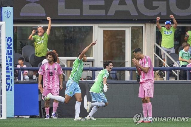 골세리머니를 펼치는 시애틀 선수들