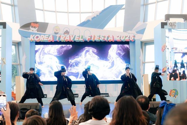 마닐라 로드쇼에서 열린 케데헌 사자보이즈 공연