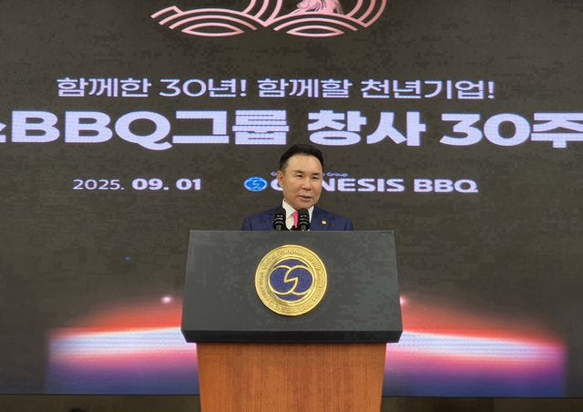 창립 30주년 기념 발언 중인 윤홍근 BBQ 회장
