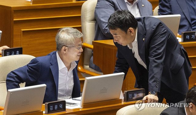 대화하는 민형배 의원과 김용민 의원