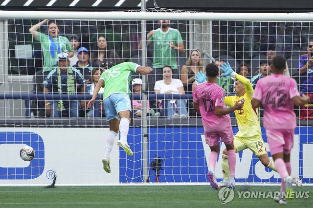 선제골을 터트리는 시애틀의 오사제이 데 로사이로