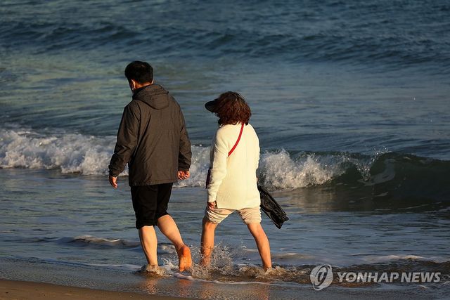 열대야 해변 맨발 걷기