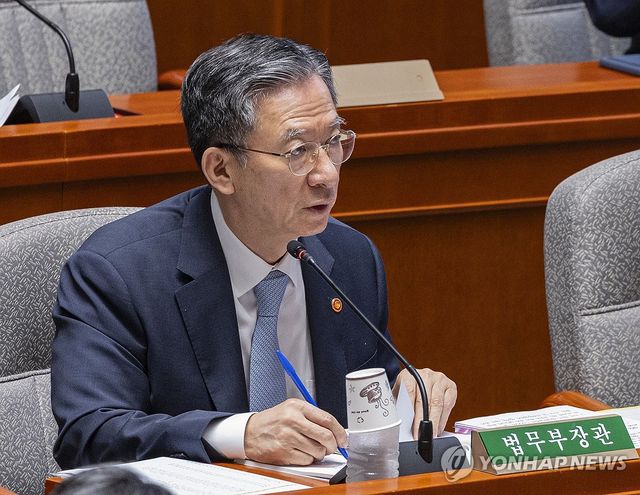 의원 질의에 답하는 정성호 법무부 장관